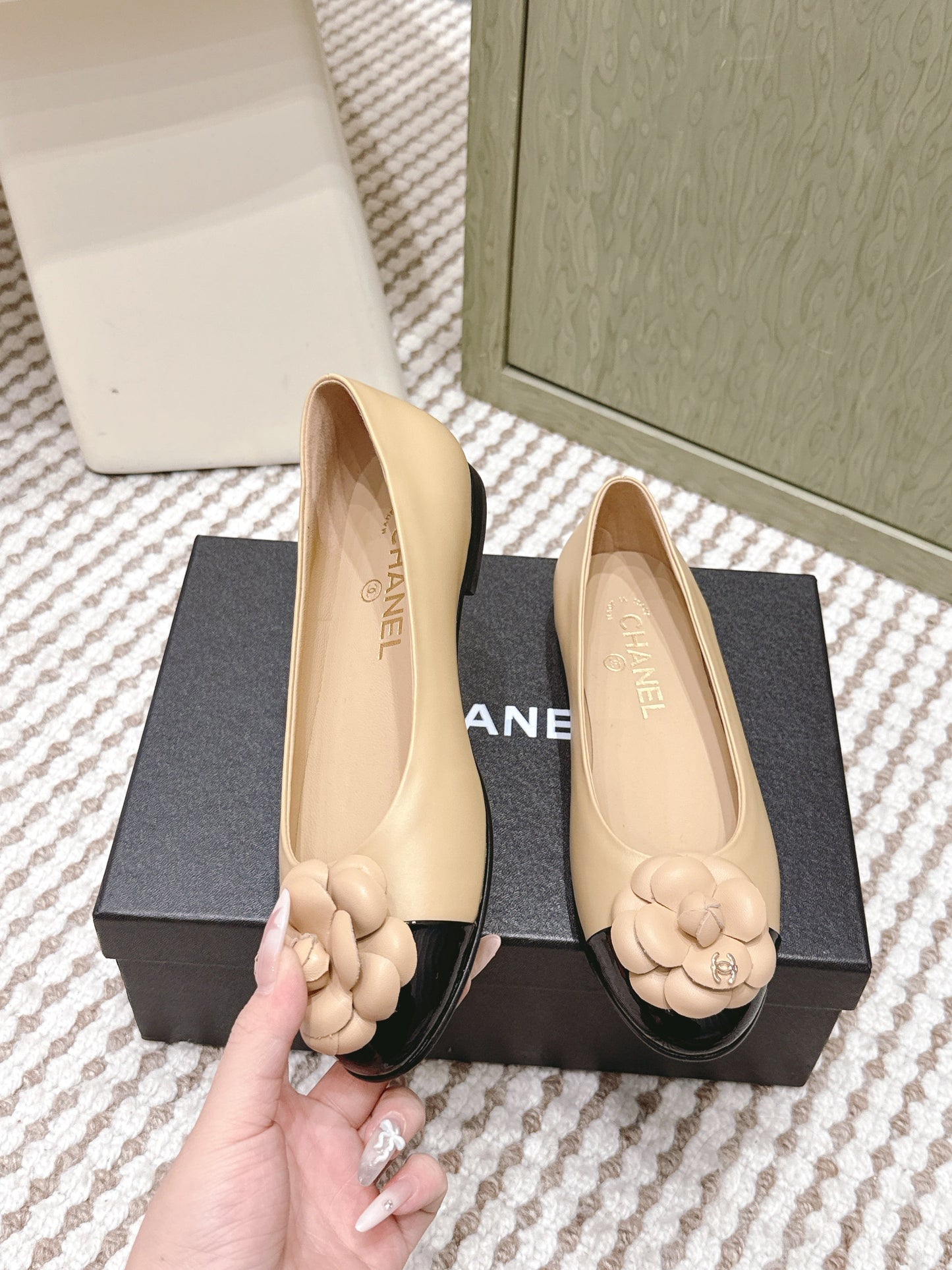 CHANEL 25S BALLET FLAT ROUND TOE IN BEIGE AND BLACK SHEEPSKIN WITH CAMELLIA - 35