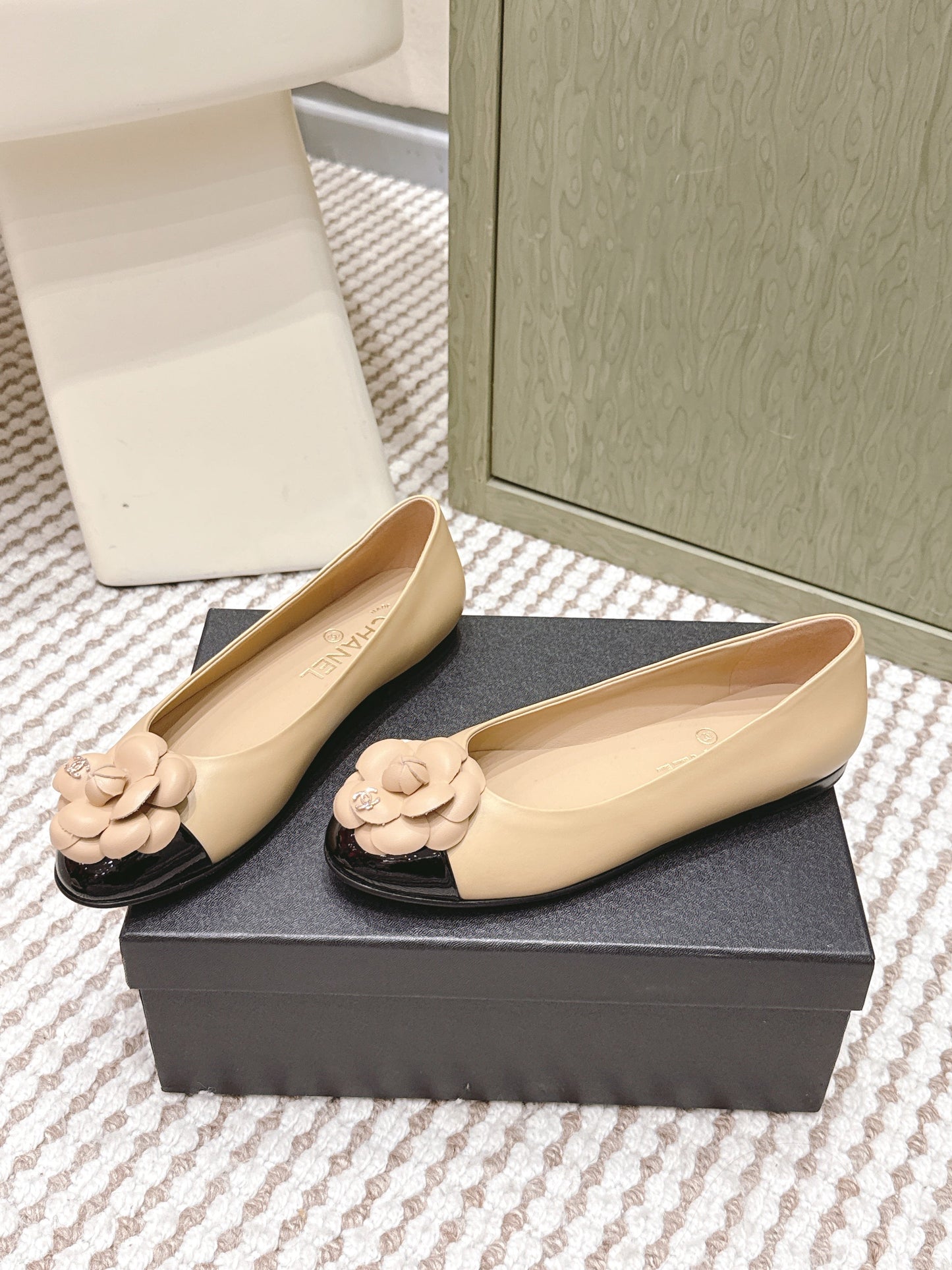 CHANEL 25S BALLET FLAT ROUND TOE IN BEIGE AND BLACK SHEEPSKIN WITH CAMELLIA - 35