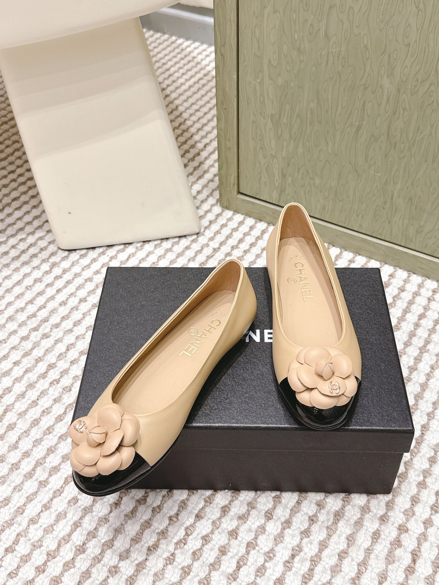 CHANEL 25S BALLET FLAT ROUND TOE IN BEIGE AND BLACK SHEEPSKIN WITH CAMELLIA - 35