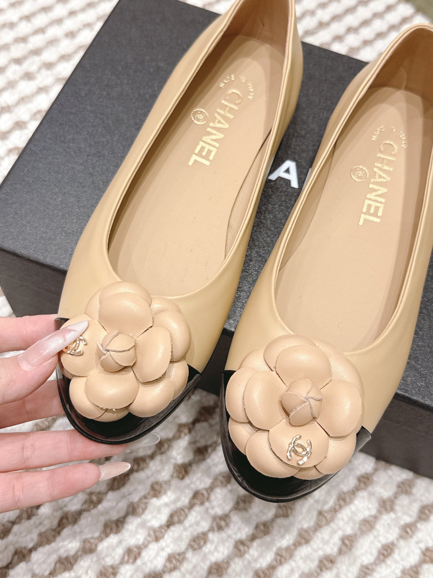 CHANEL 25S BALLET FLAT ROUND TOE IN BEIGE AND BLACK SHEEPSKIN WITH CAMELLIA - 35
