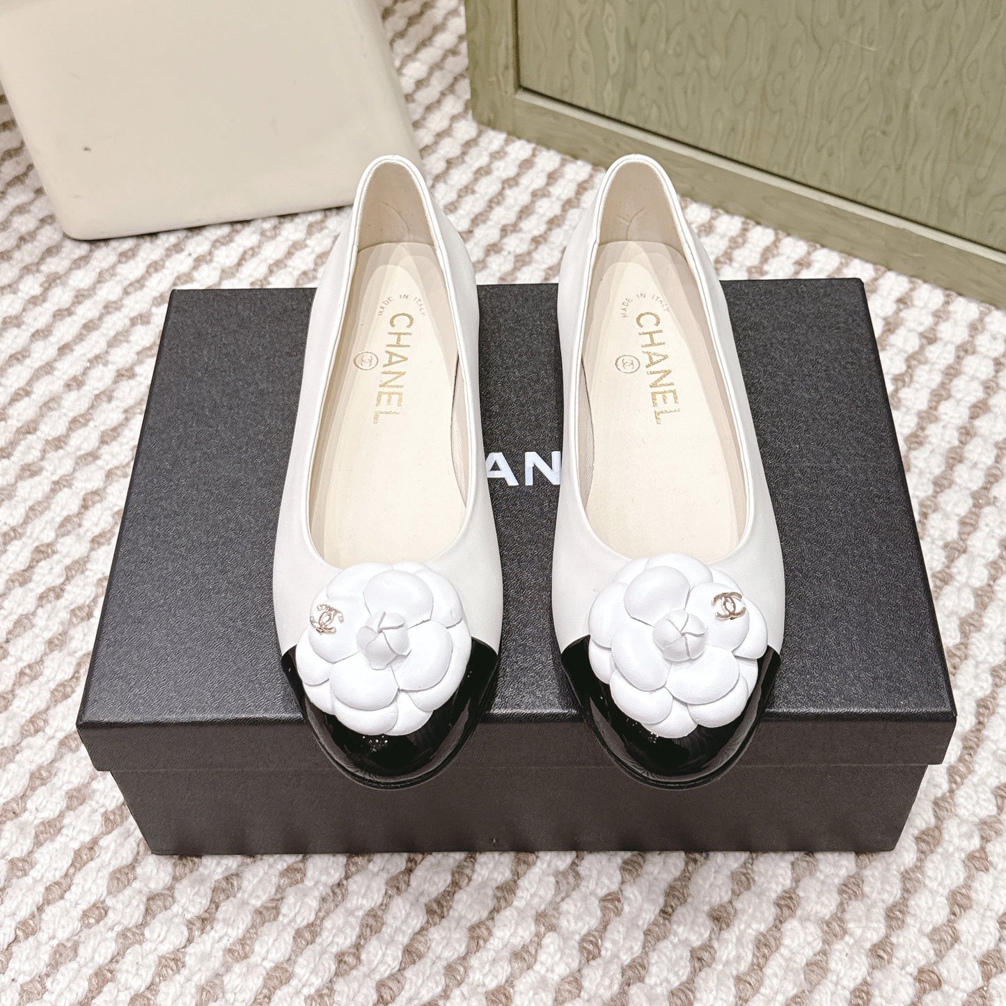 CHANEL 25S BALLET FLAT ROUND TOE IN WHITE AND BLACK SHEEPSKIN WITH CAMELLIA - 35