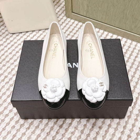 CHANEL 25S BALLET FLAT ROUND TOE IN WHITE AND BLACK SHEEPSKIN WITH CAMELLIA - 35