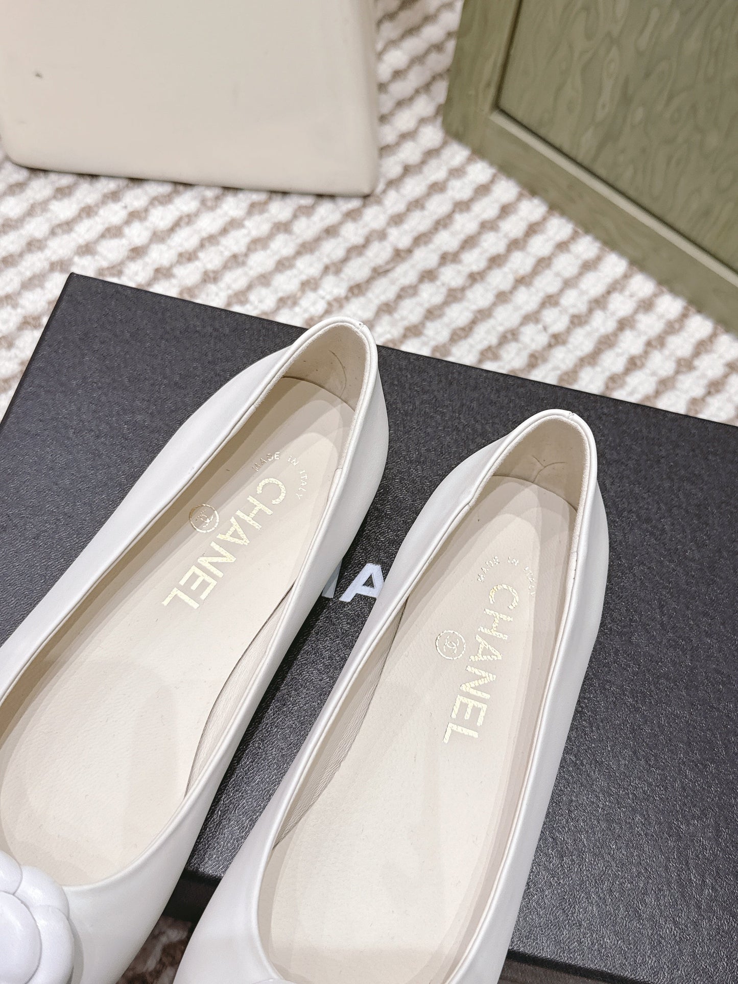 CHANEL 25S BALLET FLAT ROUND TOE IN WHITE AND BLACK SHEEPSKIN WITH CAMELLIA - 35