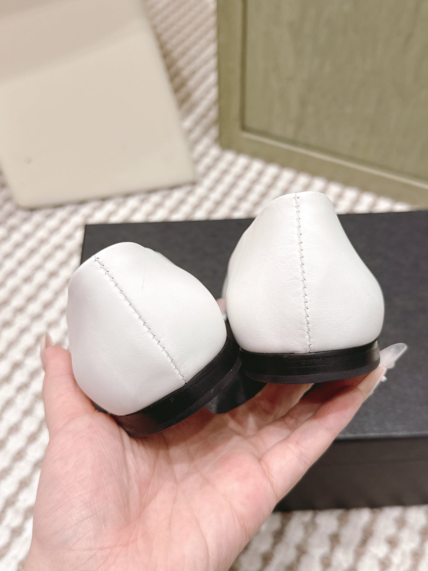 CHANEL 25S BALLET FLAT ROUND TOE IN WHITE AND BLACK SHEEPSKIN WITH CAMELLIA - 35