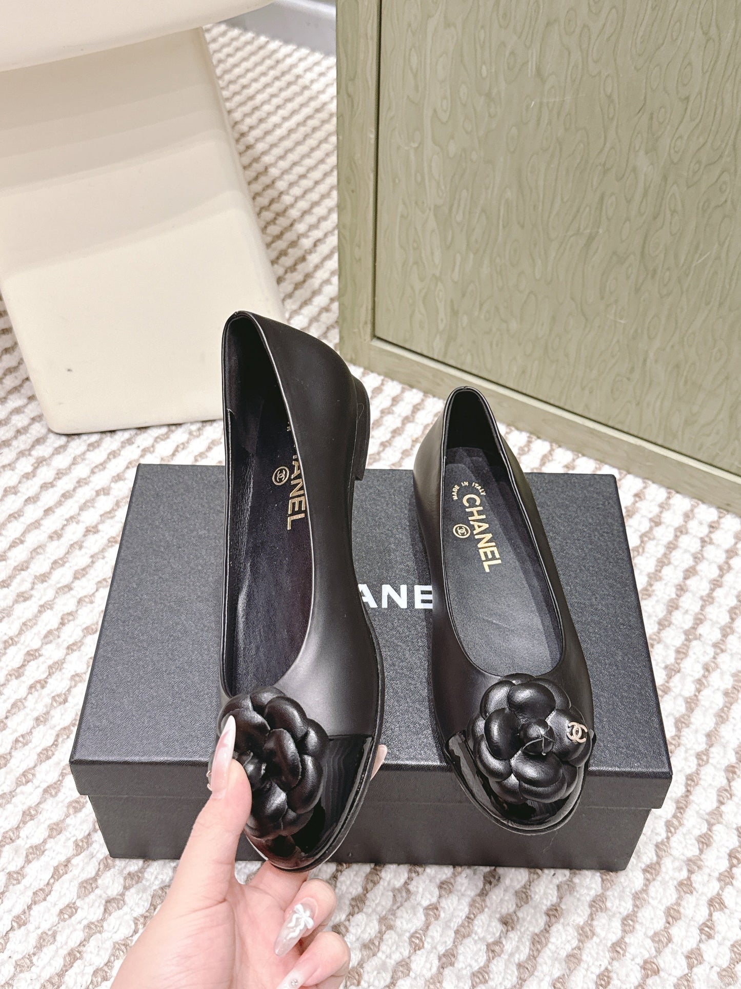CHANEL 25S BALLET FLAT ROUND TOE IN BLACK SHEEPSKIN WITH CAMELLIA - 35