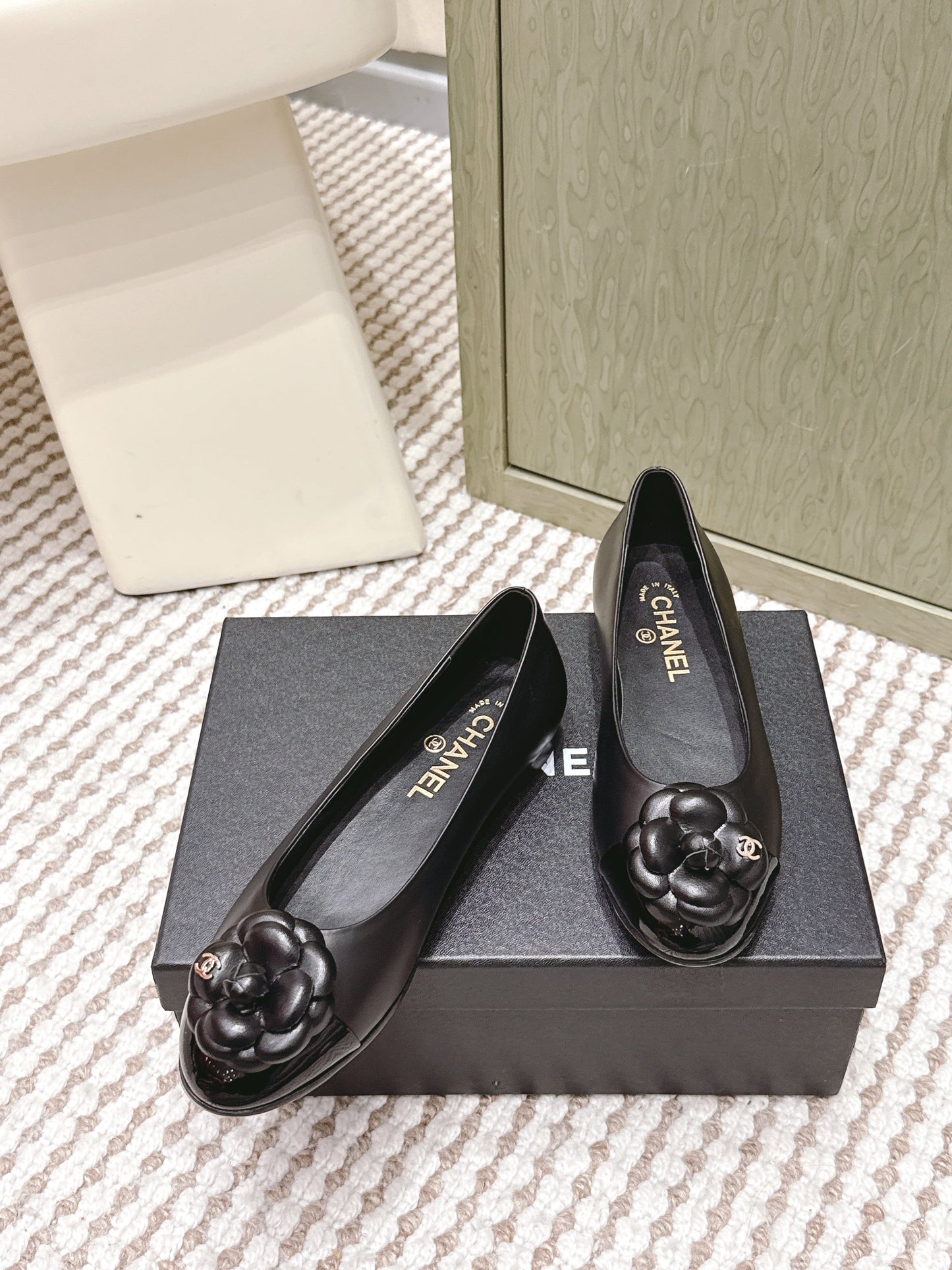 CHANEL 25S BALLET FLAT ROUND TOE IN BLACK SHEEPSKIN WITH CAMELLIA - 35