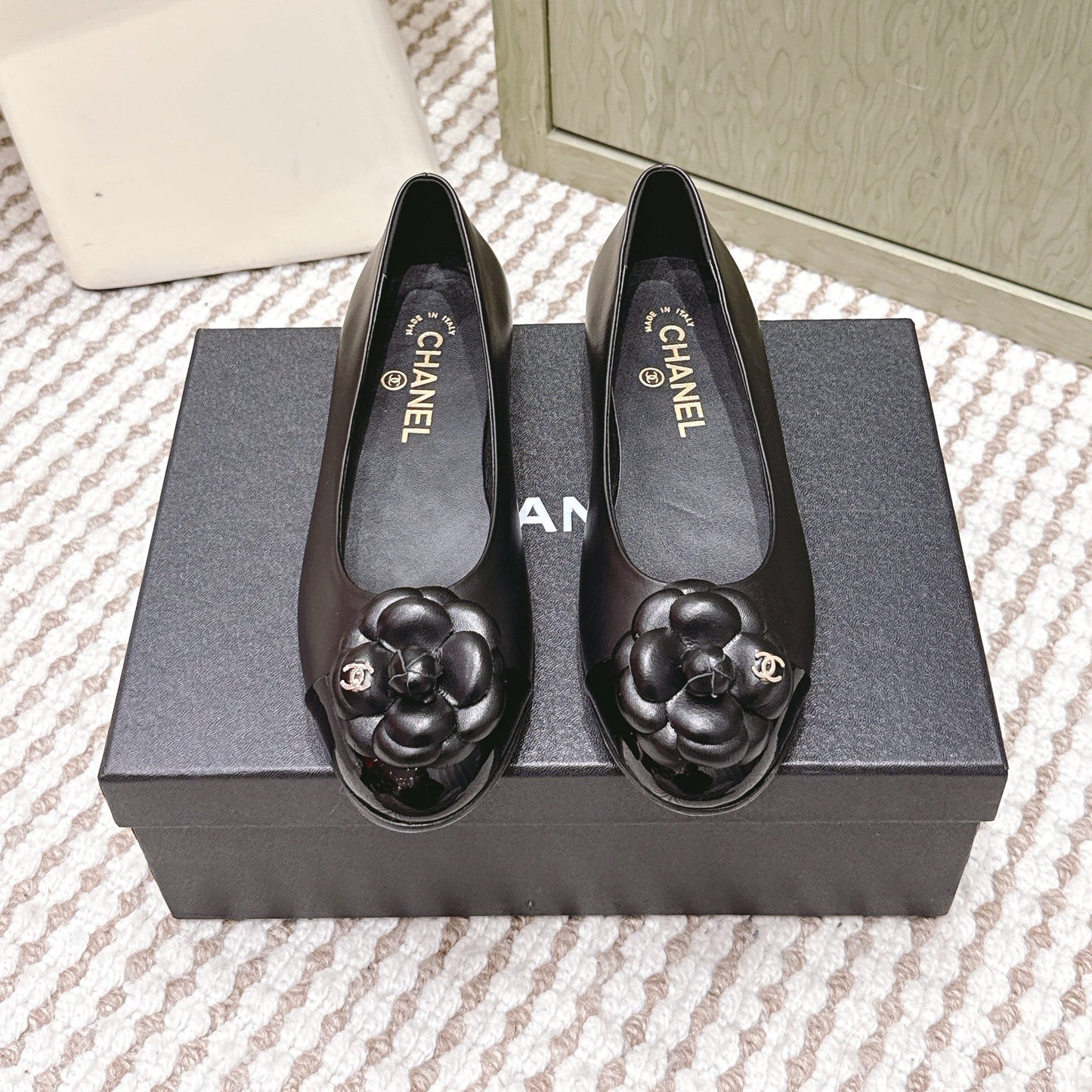 CHANEL 25S BALLET FLAT ROUND TOE IN BLACK SHEEPSKIN WITH CAMELLIA - 35