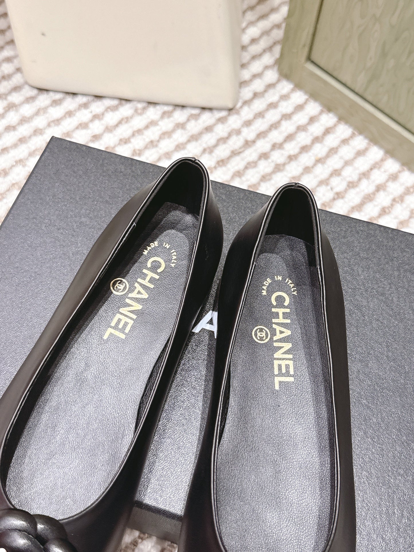 CHANEL 25S BALLET FLAT ROUND TOE IN BLACK SHEEPSKIN WITH CAMELLIA - 35