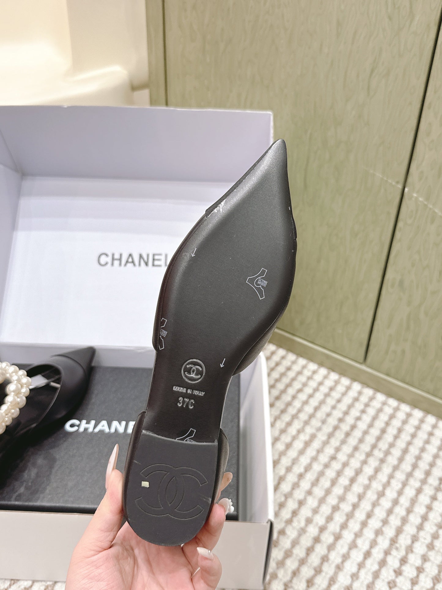 CHANEL 25S ESPADRILLE FLATS IN BLACK CALFSKIN WITH PEARL STRAP - 35