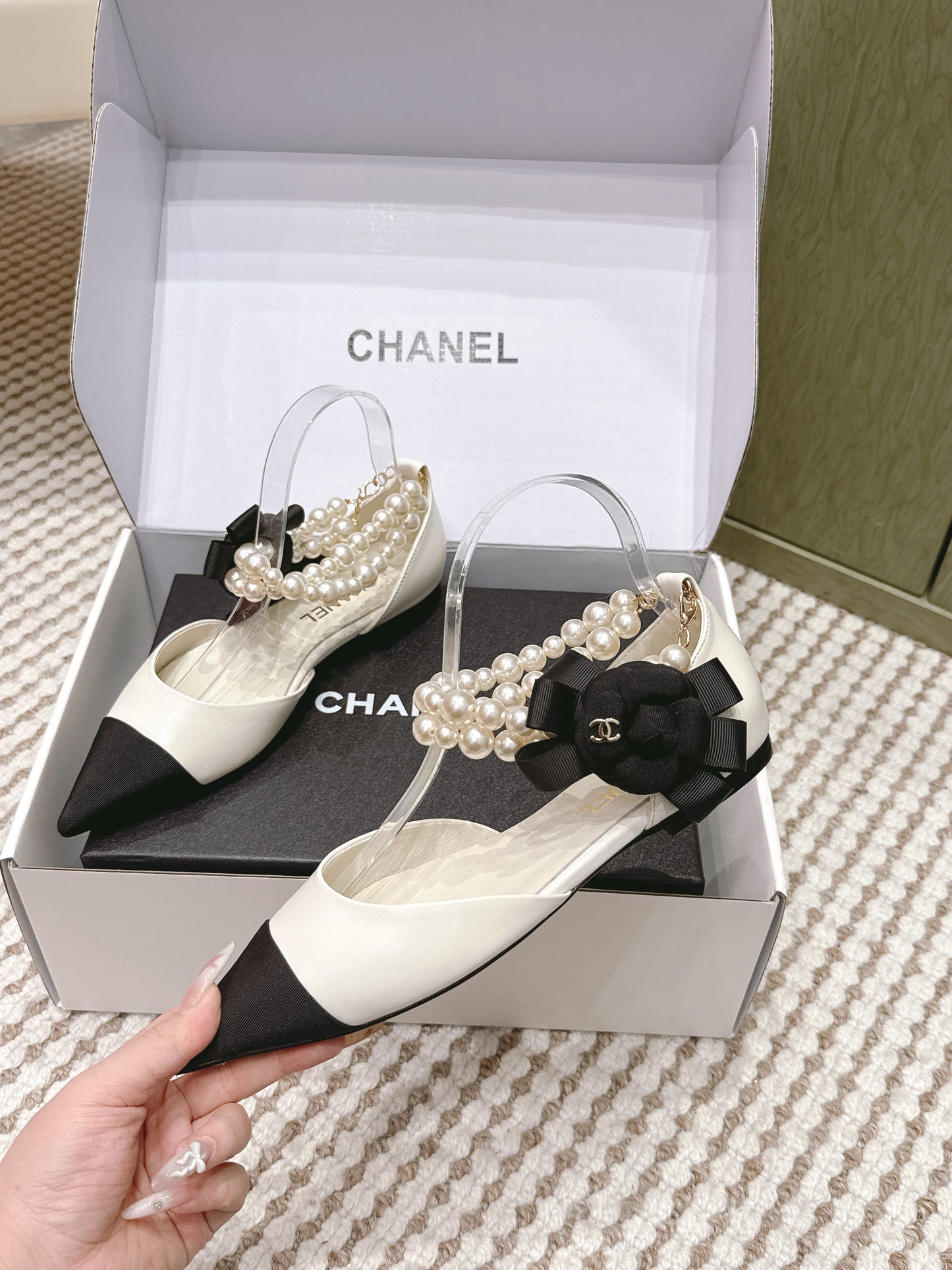 CHANEL 25S ESPADRILLE FLATS IN WHITE AND BLACK CALFSKIN WITH PEARL STRAP - 35