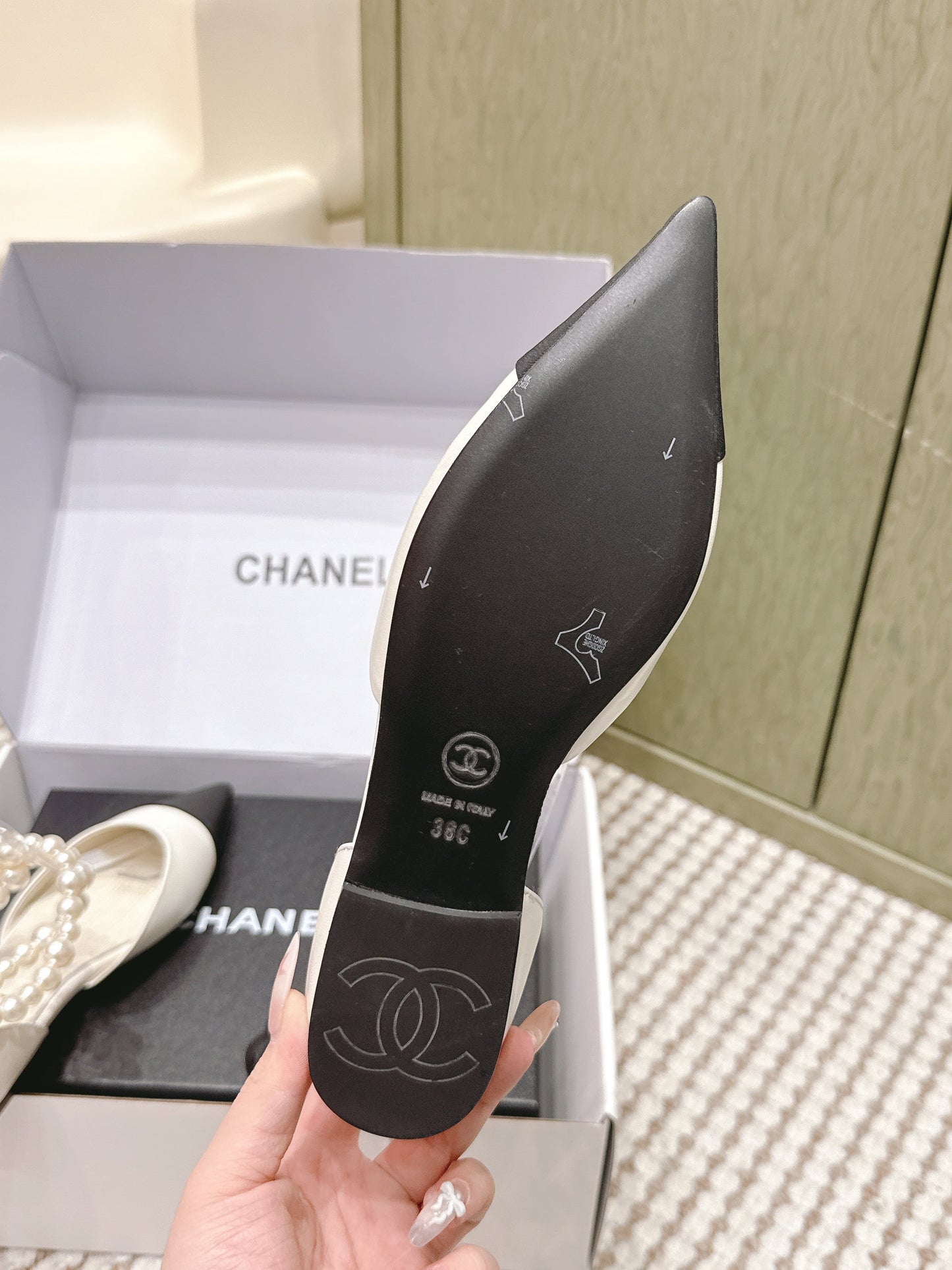 CHANEL 25S ESPADRILLE FLATS IN WHITE AND BLACK CALFSKIN WITH PEARL STRAP - 35