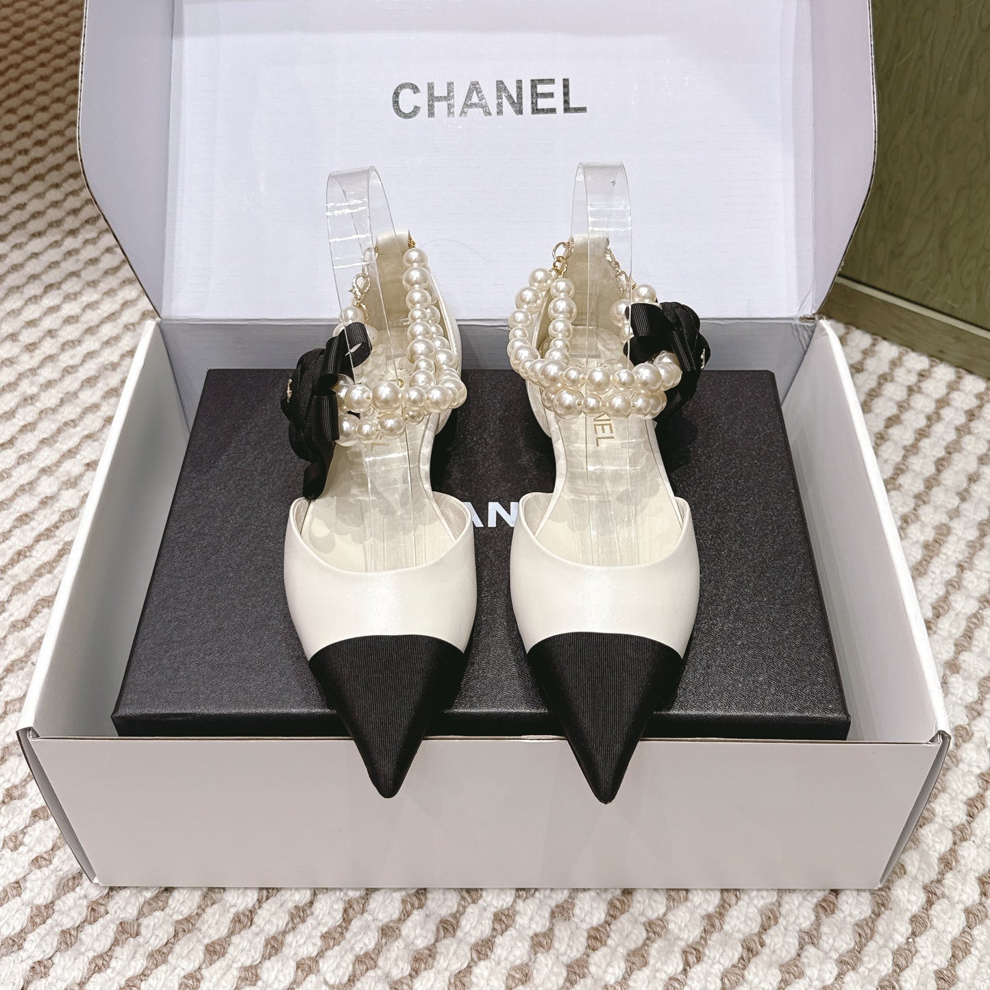 CHANEL 25S ESPADRILLE FLATS IN WHITE AND BLACK CALFSKIN WITH PEARL STRAP - 35