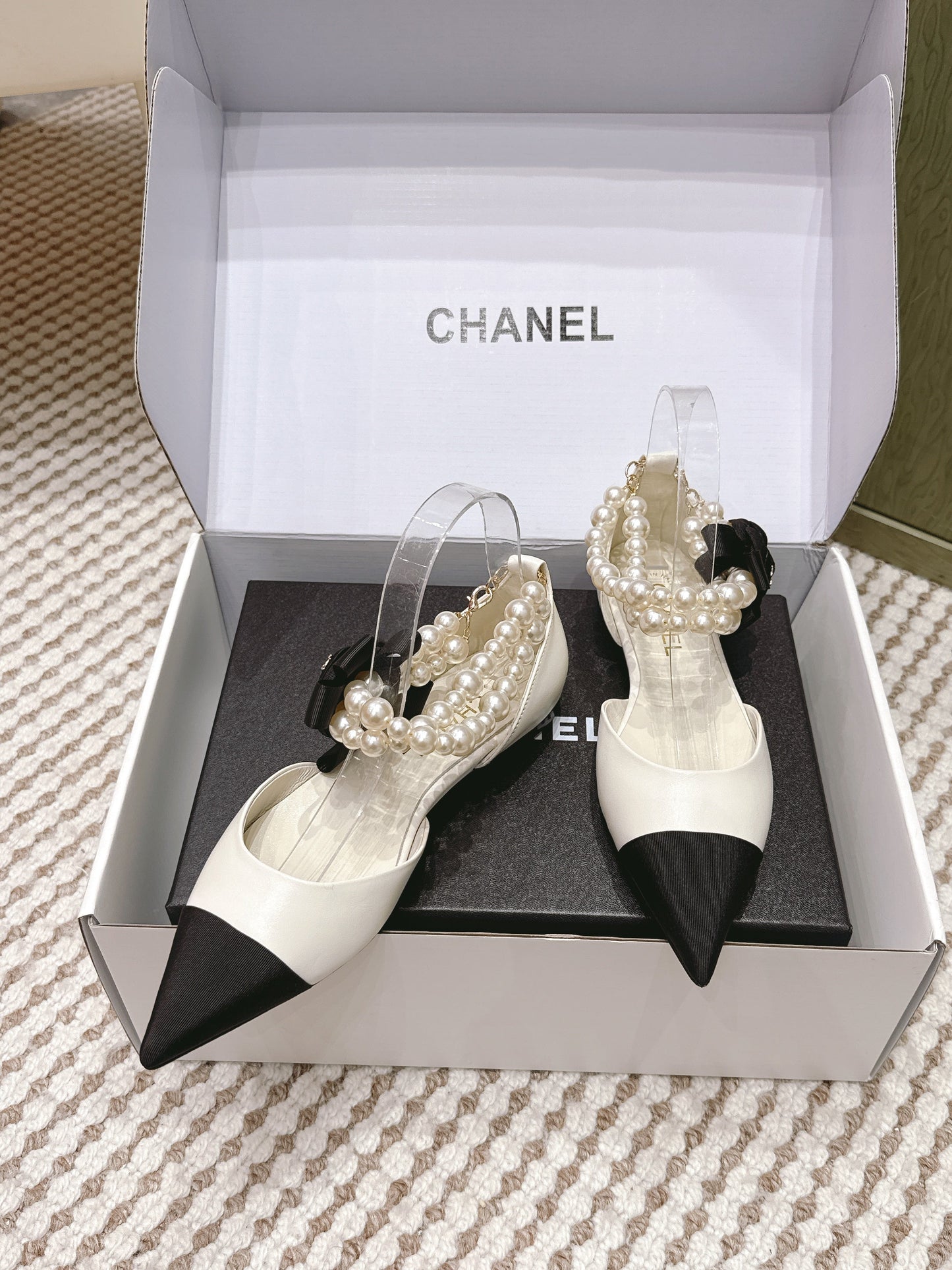 CHANEL 25S ESPADRILLE FLATS IN WHITE AND BLACK CALFSKIN WITH PEARL STRAP - 35
