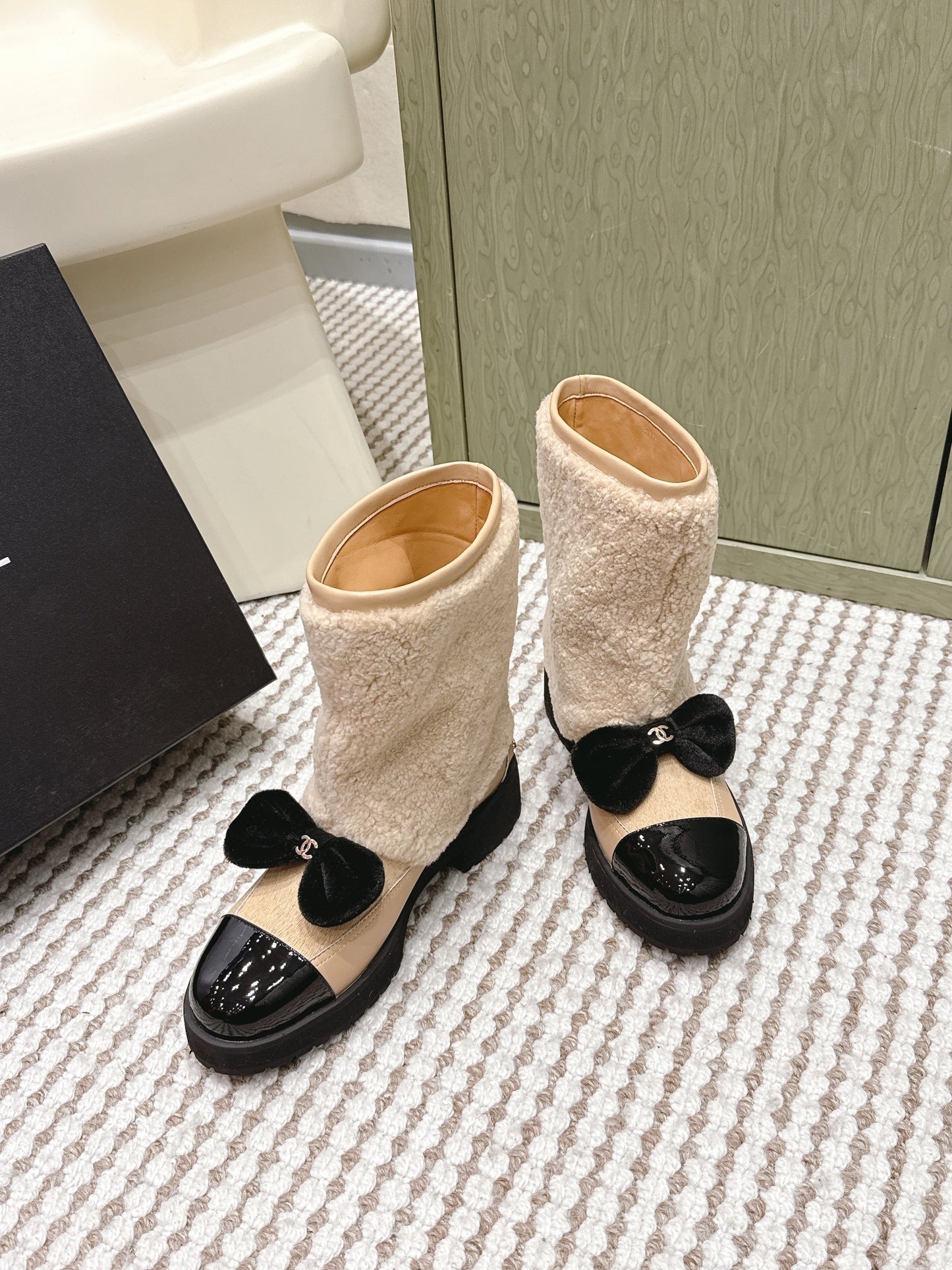 CHANEL 25S ANKLE BOOTS IN BEIGE SHEARLING LAMBSKIN AND BLACK PATENT CALFSKIN - 35