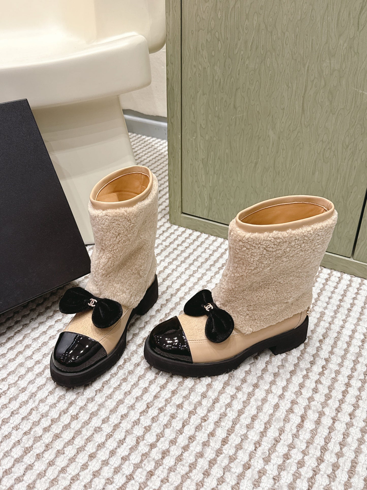 CHANEL 25S ANKLE BOOTS IN BEIGE SHEARLING LAMBSKIN AND BLACK PATENT CALFSKIN - 35