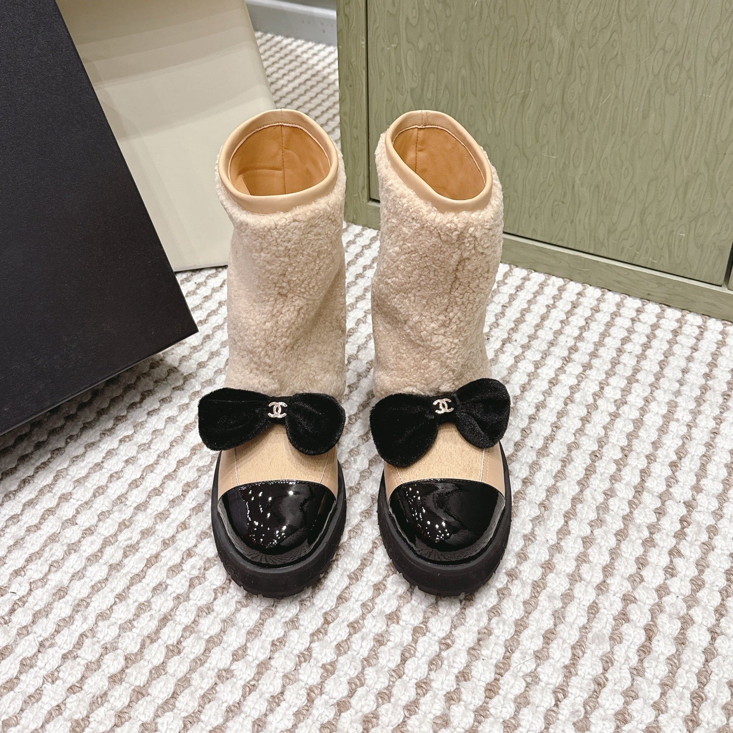 CHANEL 25S ANKLE BOOTS IN BEIGE SHEARLING LAMBSKIN AND BLACK PATENT CALFSKIN - 35