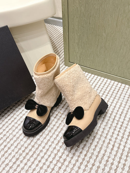ЧЕРЕВИКИ CHANEL 25S ІЗ ОВЧИНИ ТА ЧОРНОЇ ЛАКОВАНОЇ ТЕЛЯЧОЇ ШКІРИ БЕЖЕВОГО КОЛЬОРУ - 35