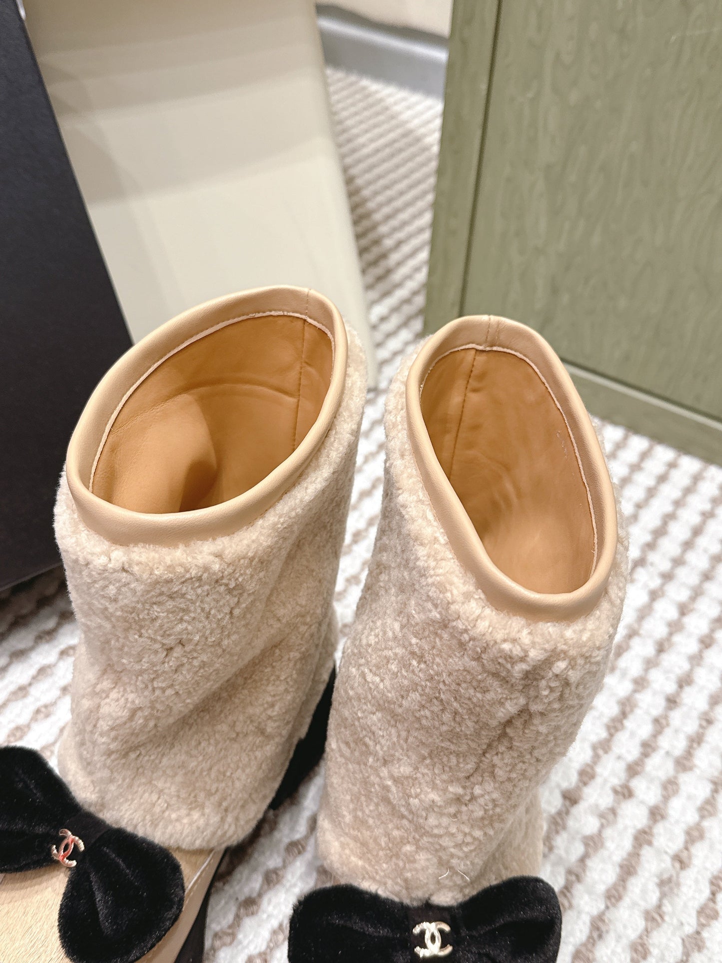 CHANEL 25S ANKLE BOOTS IN BEIGE SHEARLING LAMBSKIN AND BLACK PATENT CALFSKIN - 35