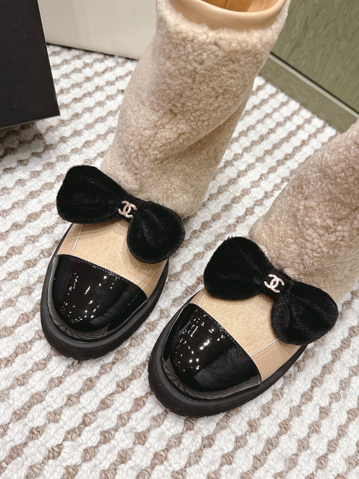 CHANEL 25S ANKLE BOOTS IN BEIGE SHEARLING LAMBSKIN AND BLACK PATENT CALFSKIN - 35