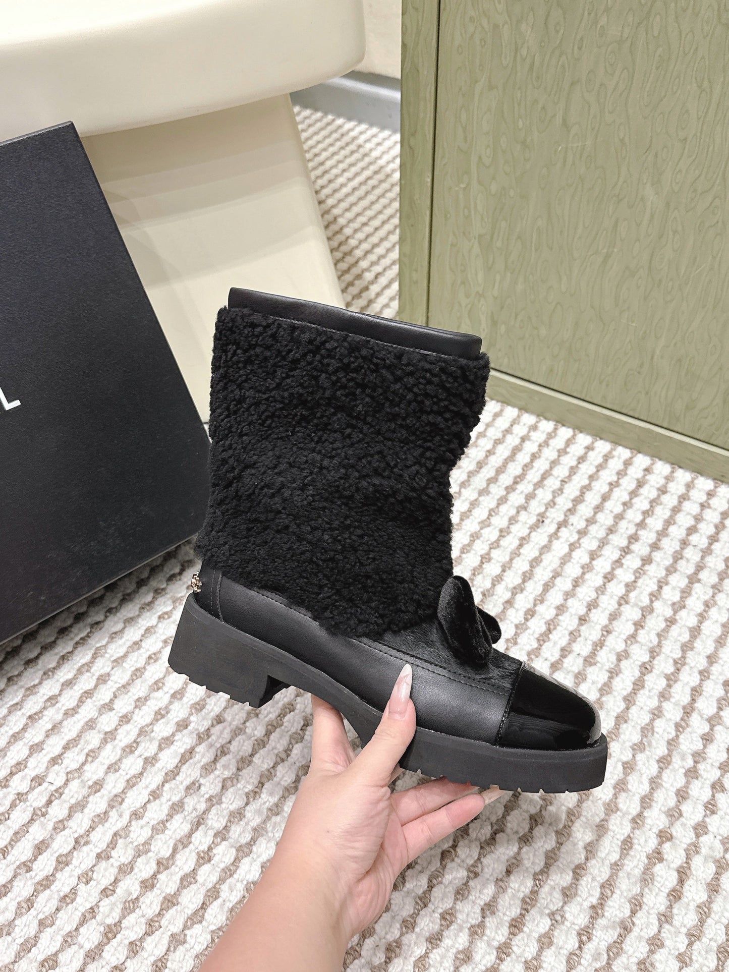 CHANEL 25S ANKLE BOOTS IN BLACK SHEARLING LAMBSKIN AND PATENT CALFSKIN - 35