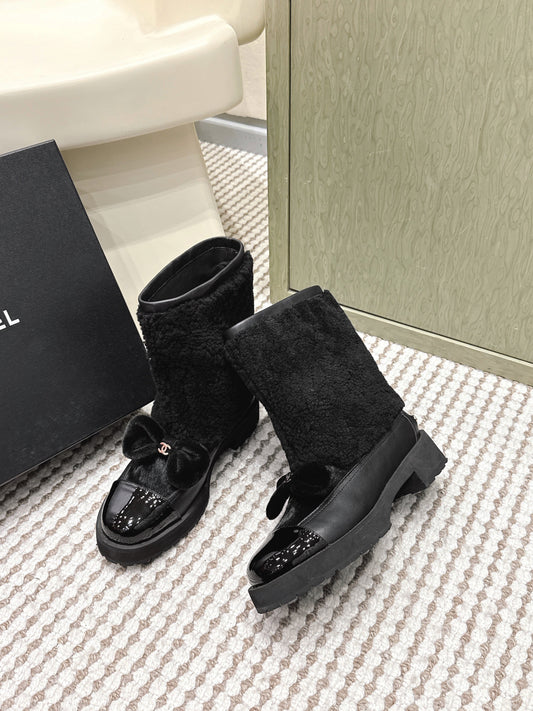 ЧЕРЕВИКИ CHANEL 25S НА ЩИКОЛОТКУ З ЧОРНОЇ ОВЧИНИ ТА ЛАКОВАНОЇ ТЕЛЯЧОЇ ШКІРИ - 35