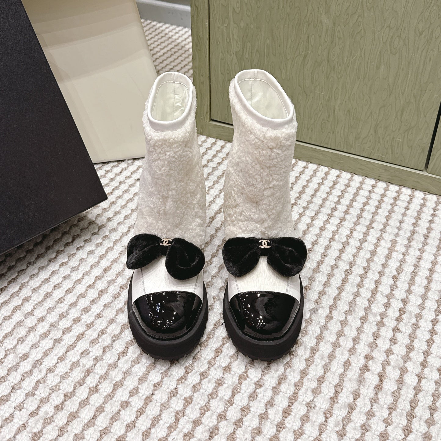 CHANEL 25S ANKLE BOOTS IN WHITE SHEARLING LAMBSKIN AND BLACK PATENT CALFSKIN - 35