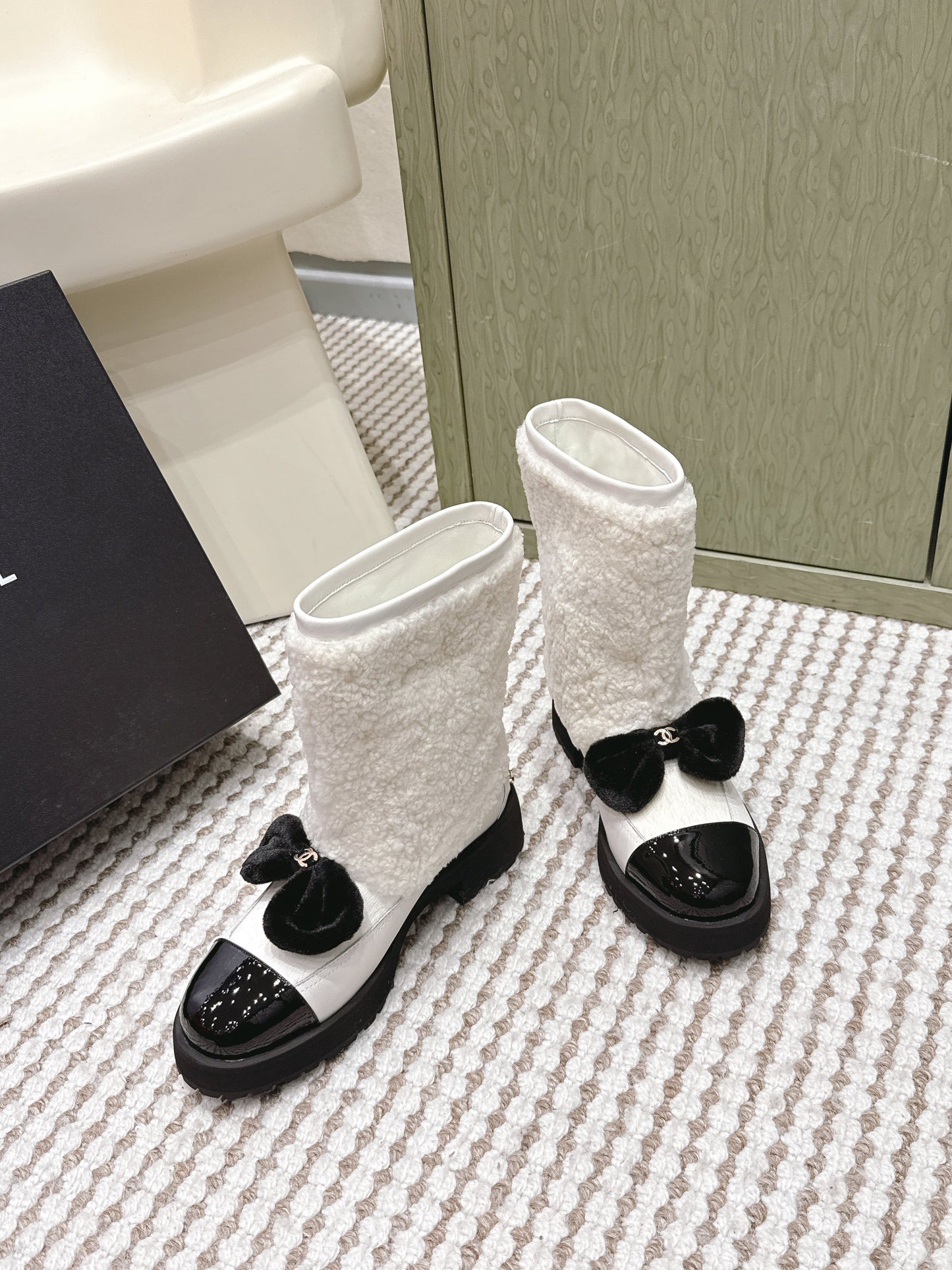 CHANEL 25S ANKLE BOOTS IN WHITE SHEARLING LAMBSKIN AND BLACK PATENT CALFSKIN - 35