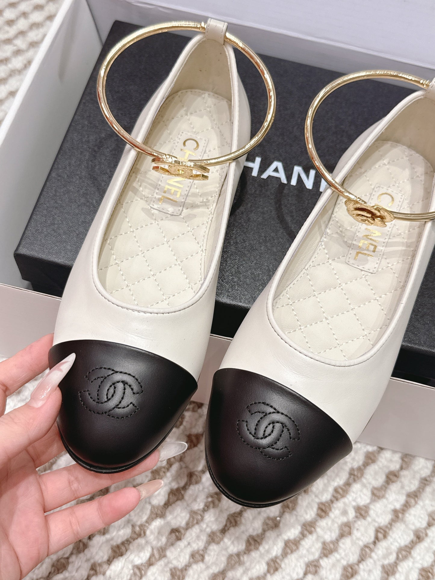 CHANEL 25S BALLERINA SHOES IN WHITE AND BLACK CALFSKIN GOLD HARDWARE - 35