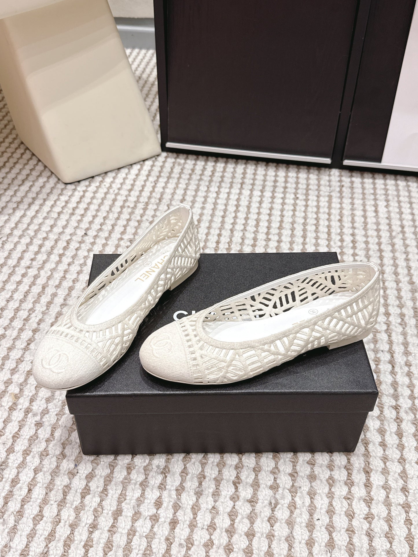 CHANEL 26S BALLET FLATS IN WHITE MESH AND FABRIC