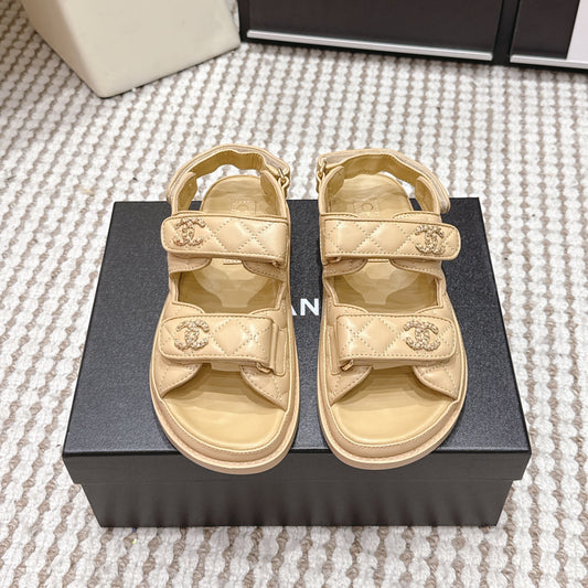CHANEL 26S СТЬОБАНІ САНДАЛІ DAD ЗІ СВІТЛО-ПІСОЧНОЇ БЕЖЕВОЇ ШКІРИ ТЕЛЯТИ