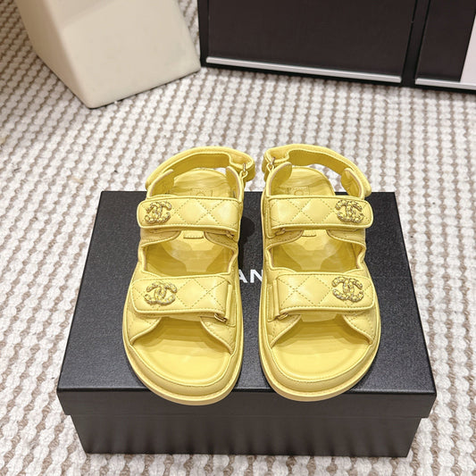 CHANEL 26S СТЬОБАНІ САНДАЛІ DAD З ЖОВТОЇ ТЕЛЯЧОЇ ШКІРИ