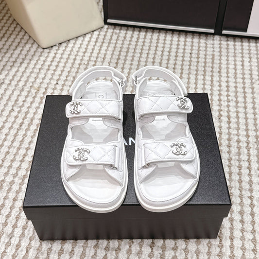 CHANEL 26S СТЬОБАНІ САНДАЛІ DAD З БІЛОЇ ТЕЛЯЧОЇ ШКІРИ