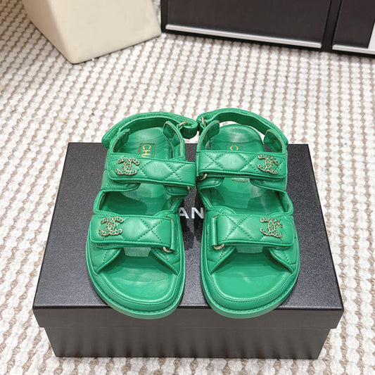 САНДАЛІ CHANEL 26S QUILTED DAD ЗІ СТЬОБАНОЇ ЗЕЛЕНОЇ ТЕЛЯЧОЇ ШКІРИ