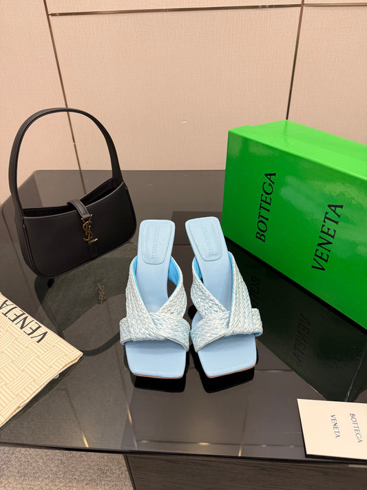 BOTTEGA VENETA 26S БОСОНІЖКИ НА КАБЛУКУ 95 ММ ЗІ СВІТЛО-БЛАКИТНОЇ ШКІРИ ТА РАФІЇ