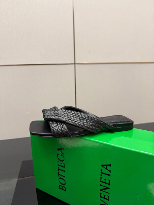 BOTTEGA VENETA 26S SANDALS IN BLACK CALFSKIN AND RAFFIA
