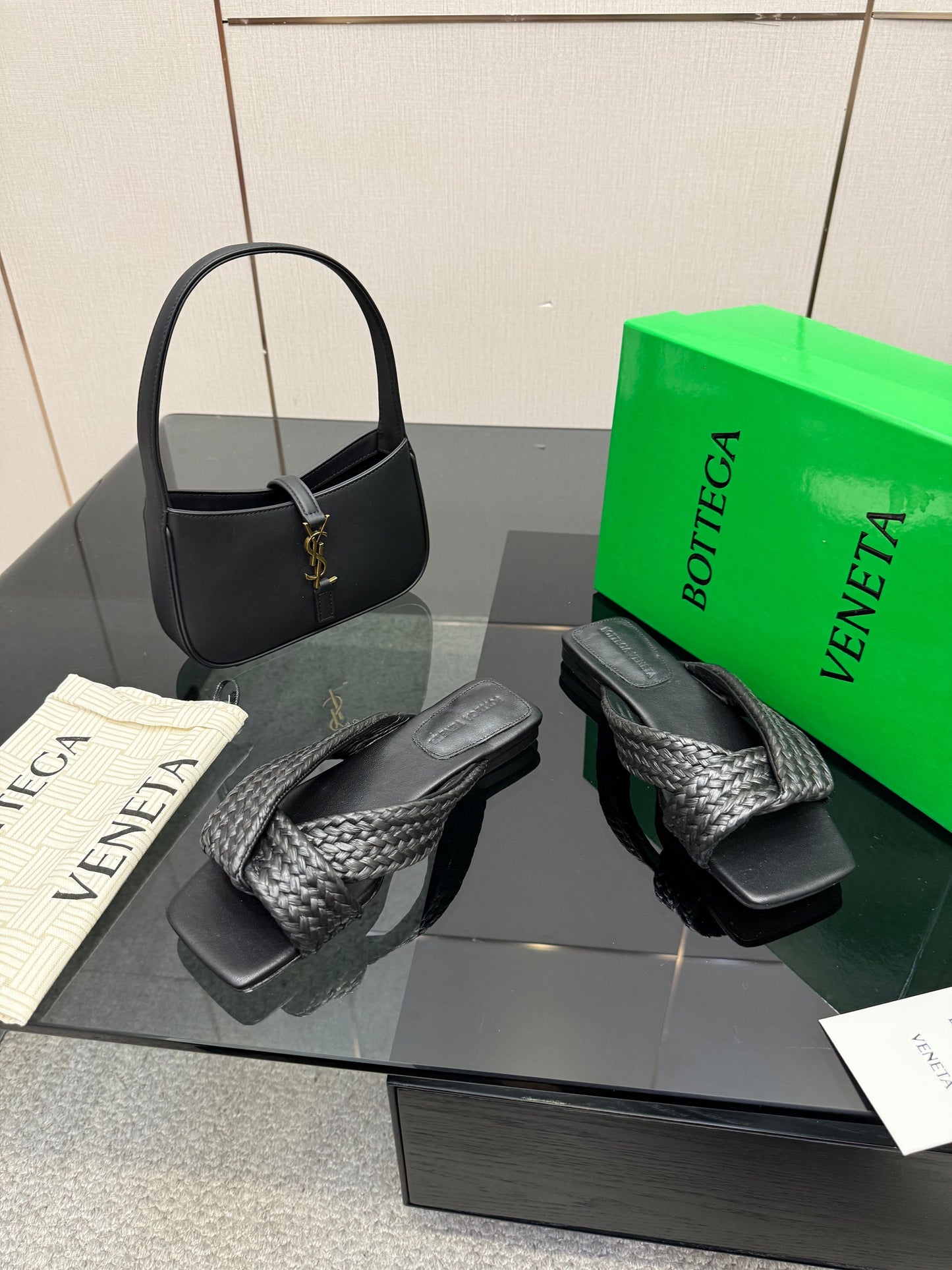 BOTTEGA VENETA 26S SANDALS IN BLACK CALFSKIN AND RAFFIA