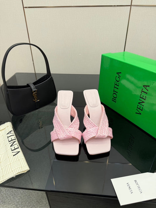 BOTTEGA VENETA 26S БОСОНІЖКИ НА ПІДБОРАХ 95 ММ ЗІ СВІТЛО-РОЖЕВОЇ ТЕЛЯЧОЇ ШКІРИ ТА РАФІЇ