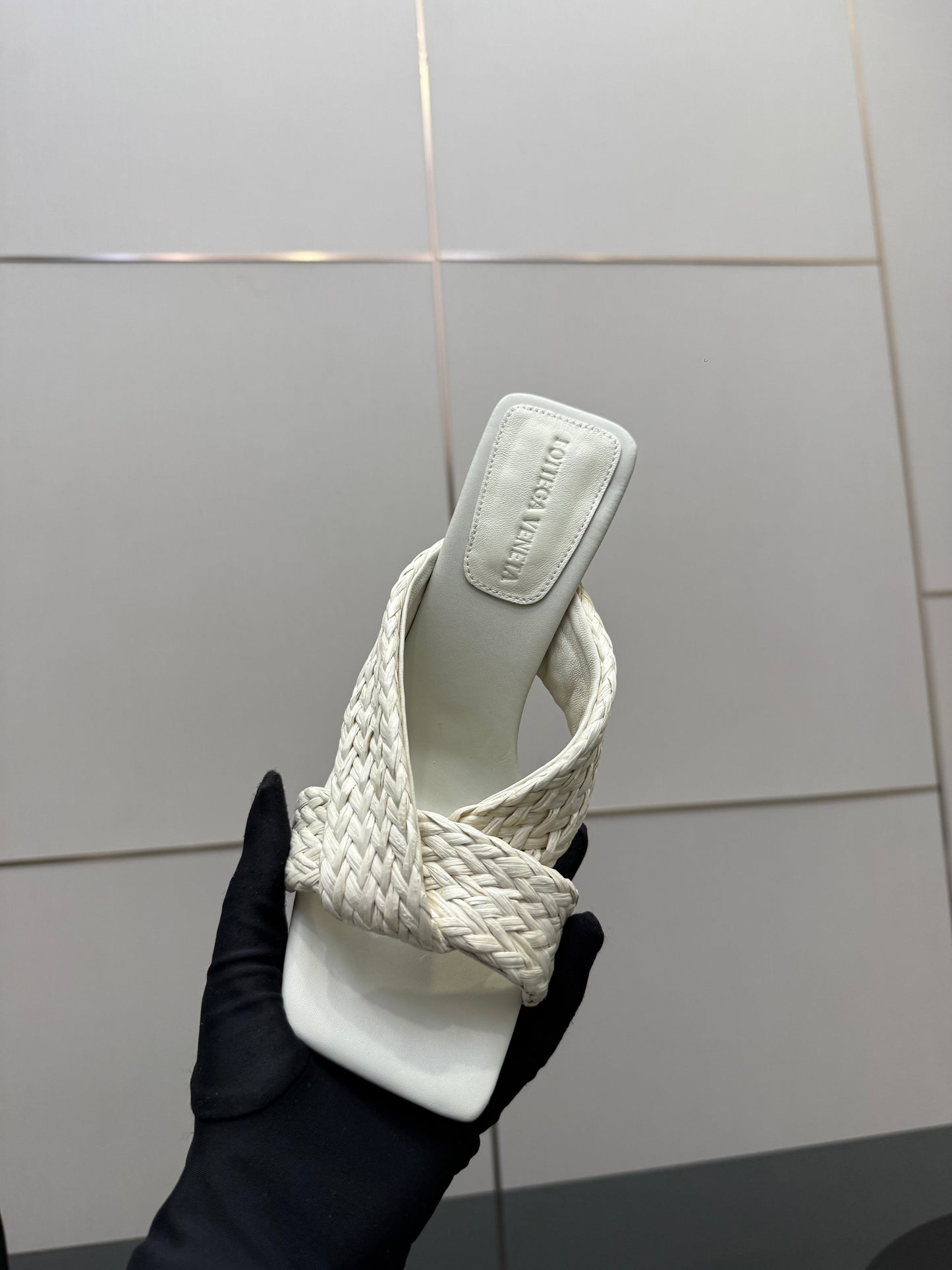 BOTTEGA VENETA 26S HEELED SANDALS 95 MM IN CREAM WHITE CALFSKIN AND RAFFIA