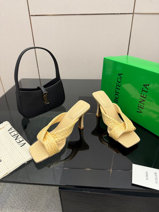 BOTTEGA VENETA 26S БОСОНІЖКИ НА ПІДБОРАХ 95 ММ ЗІ СВІТЛО-ЖОВТОЇ ТЕЛЯЧОЇ ШКІРИ ТА РАФІЇ