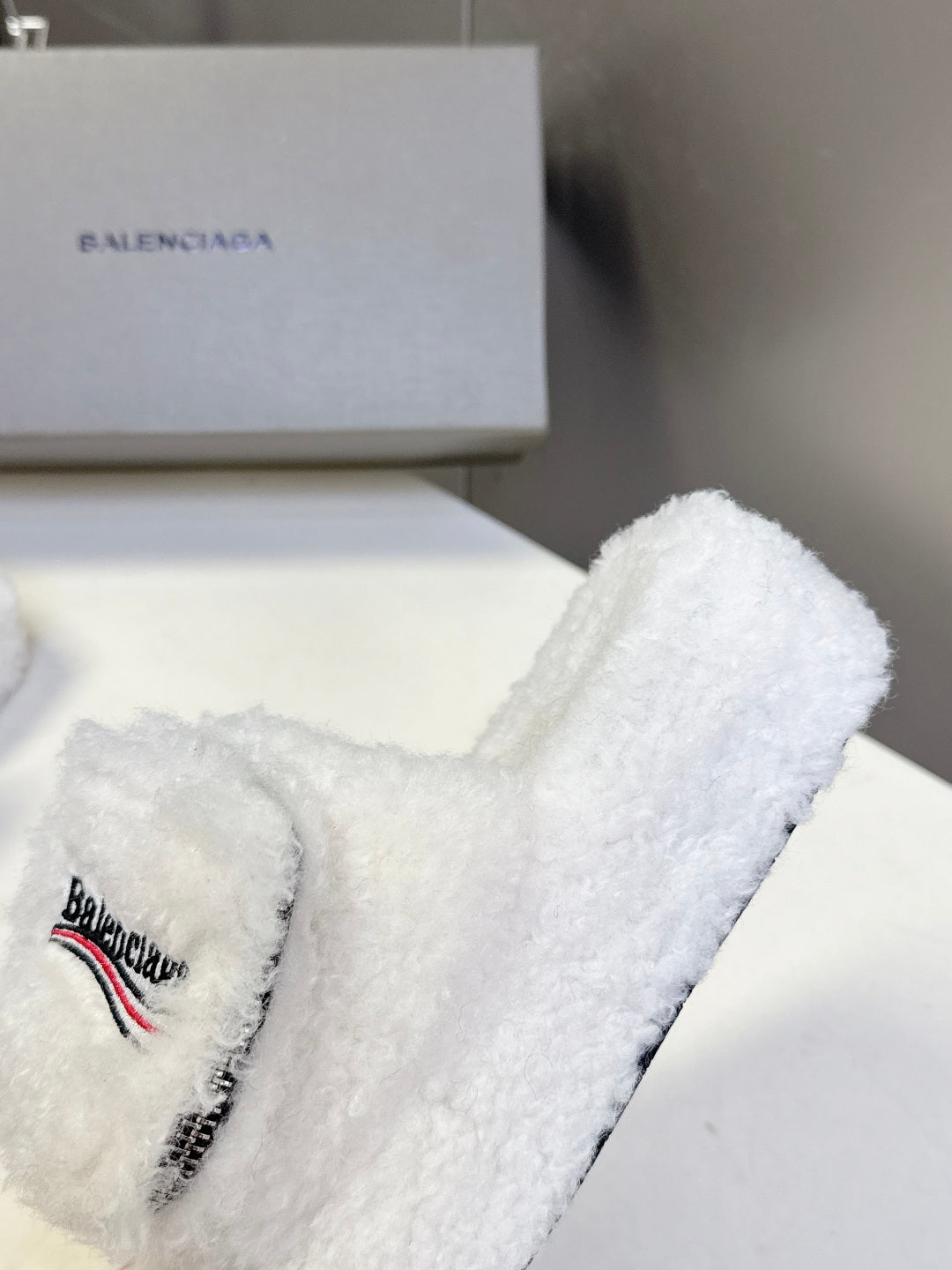 BALENCIAGA 25S SLIPPERS IN WHITE FAUX SHEARLING - 35