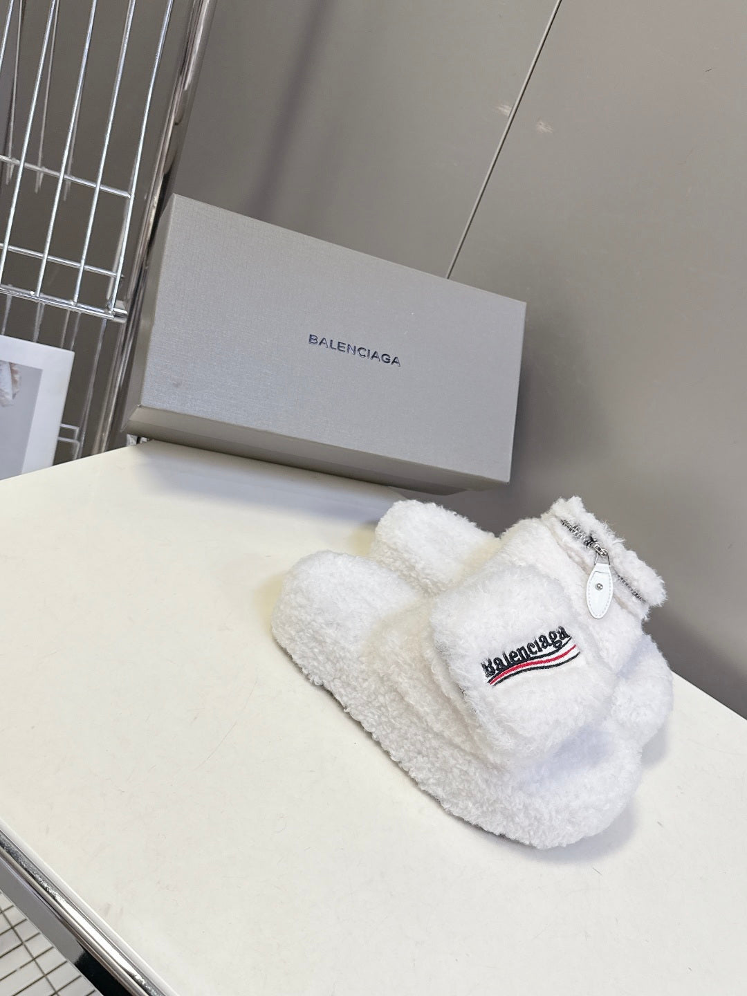 BALENCIAGA 25S SLIPPERS IN WHITE FAUX SHEARLING - 35