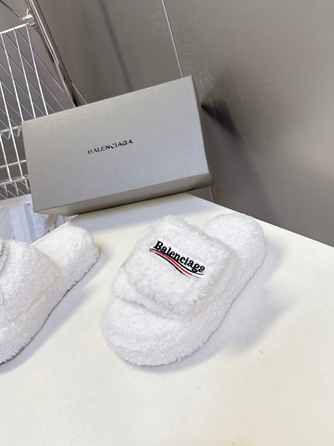 BALENCIAGA 25S SLIPPERS IN WHITE FAUX SHEARLING - 35