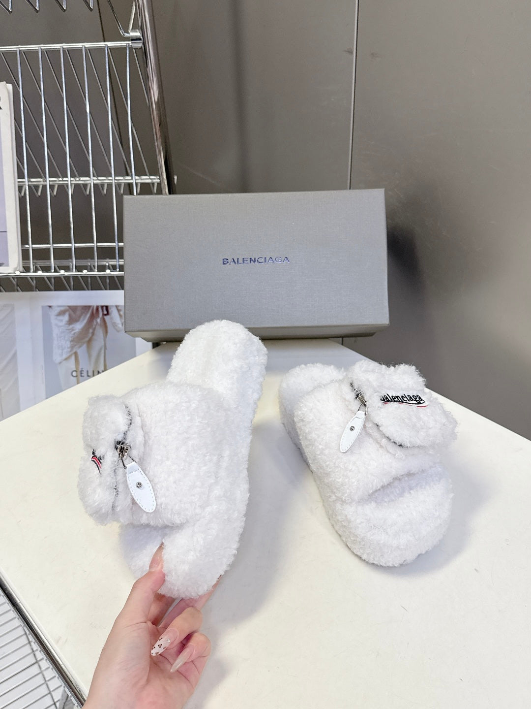 BALENCIAGA 25S SLIPPERS IN WHITE FAUX SHEARLING - 35