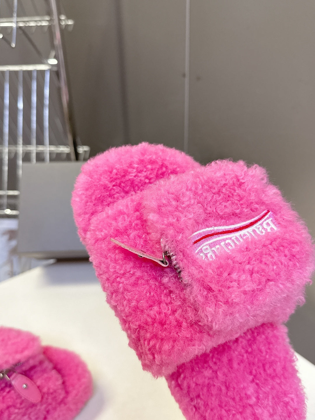 BALENCIAGA 25S SLIPPERS IN PINK FAUX SHEARLING - 35