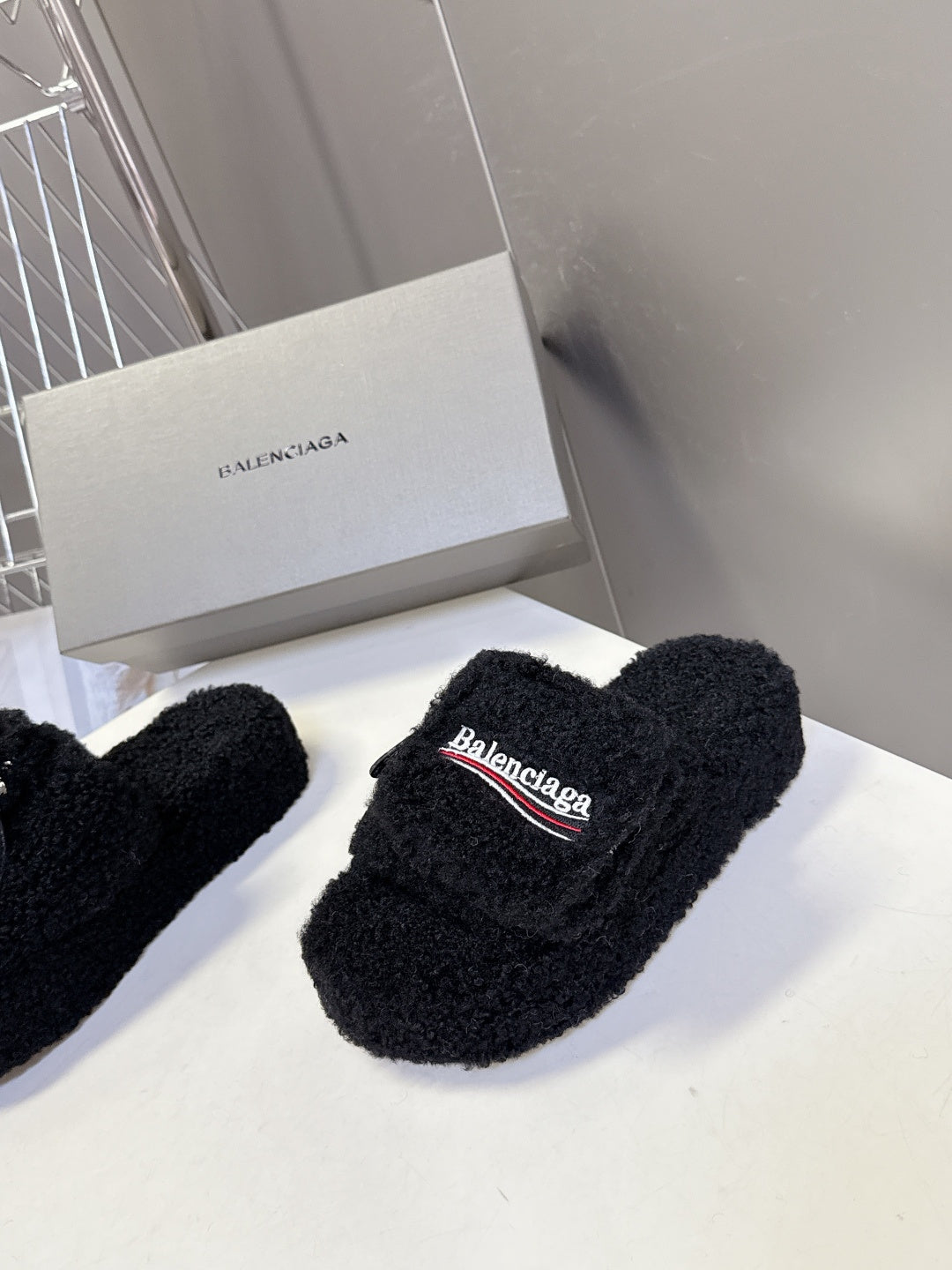 BALENCIAGA 25S SLIPPERS IN BLACK FAUX SHEARLING - 35