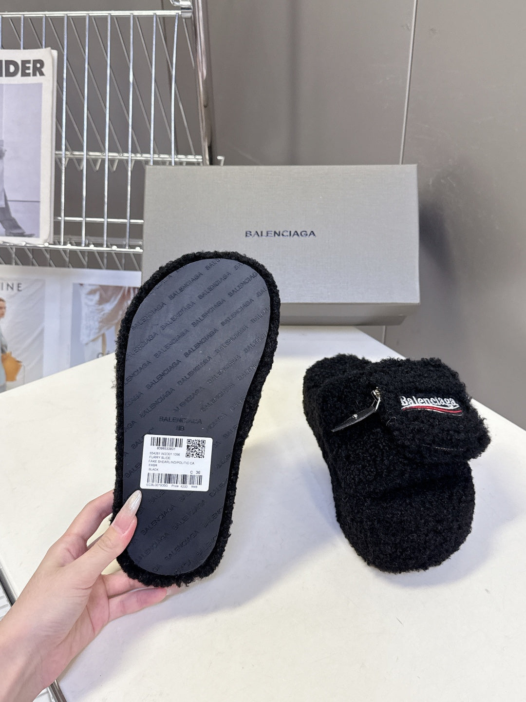 BALENCIAGA 25S SLIPPERS IN BLACK FAUX SHEARLING - 35