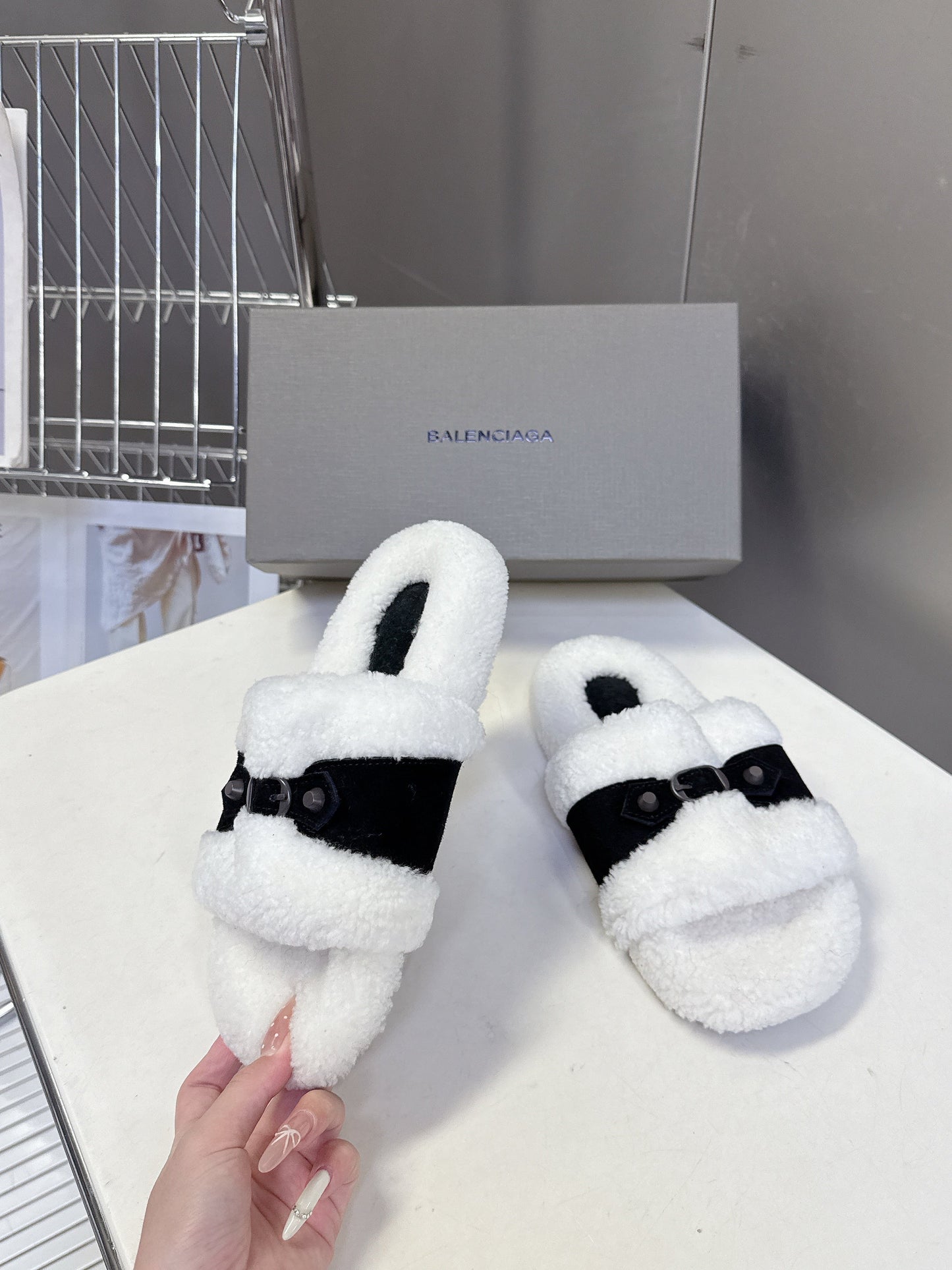 BALENCIAGA 25S SLIPPERS IN BLACK SUEDE AND WHITE WOOL - 35