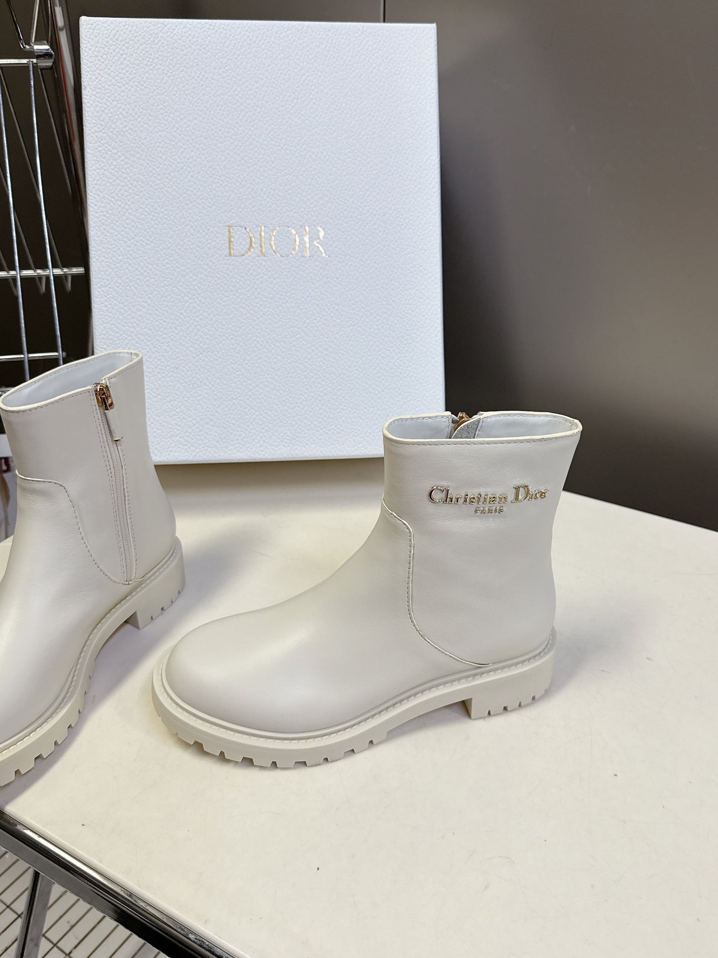 DIOR 25S D-MAJOR ANKLE BOOTS IN WHITE LAMBSKIN WITH GOLD HARDWARE - 35