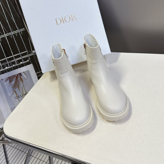 ЧЕРЕВИКИ DIOR 25S D-MAJOR НА ЩИКОЛОТКУ З БІЛОЇ ОВЕЧОЇ ШКІРИ З ЗОЛОТИСТОЮ ФУРНІТУРОЮ - 35