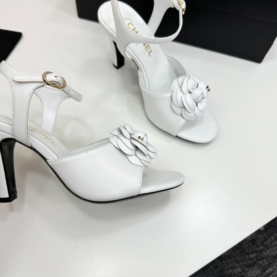 CC HEEL SANDAL 25S IN WHITE LAMBSKIN WITH CAMELLIA - 35